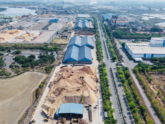 Toàn cảnh bãi chứa dăm gỗ và quá trình xuất nhập hàng