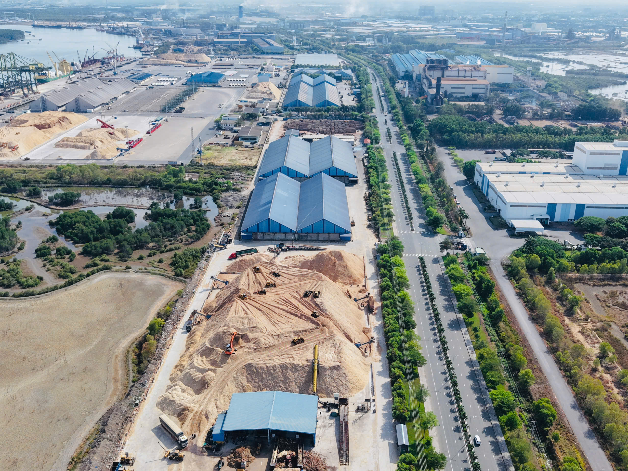 Toàn cảnh bãi chứa dăm gỗ và quá trình xuất nhập hàng